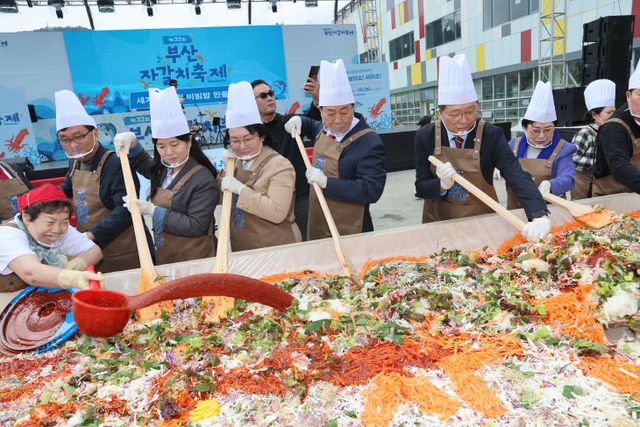포토(1026)자갈치축제 세계최대회비빔밥 만들기2