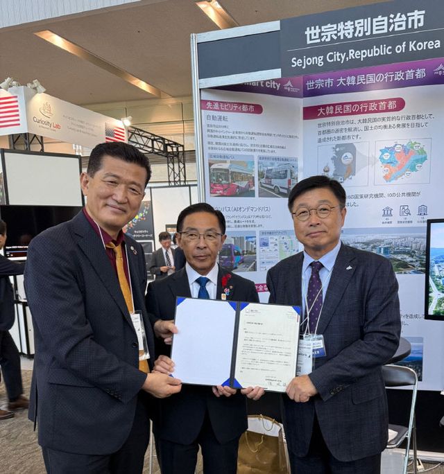 왼쪽부터 홍만표 세종시 해외협력단장, 니시와키