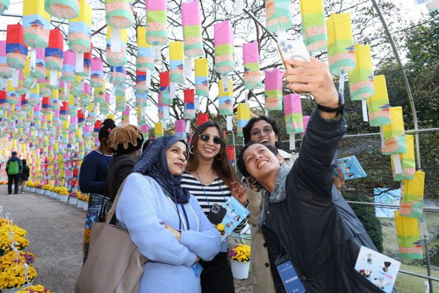 (사적145호) 안에서 한지 소원등에서 기념사진을