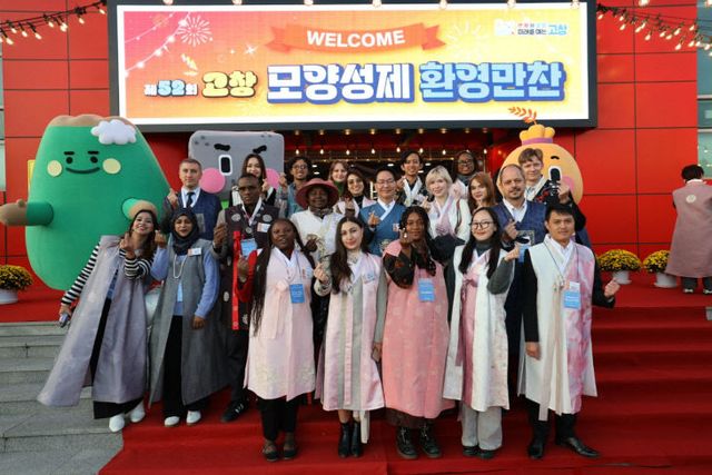 외국인 인플루언서들과 기념사진을 찍고 있다