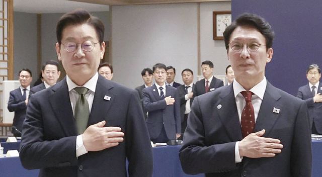 국기에 경례하는 이재명 대통령<YONHAP NO-3274>