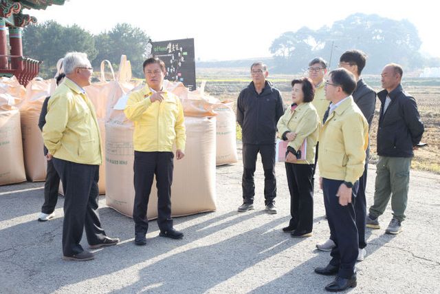 공공비축미 매입 현장 방문…농업인 격려2