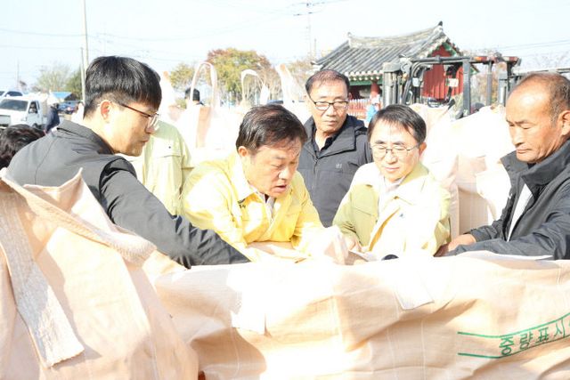 공공비축미 매입 현장 방문…농업인 격려1
