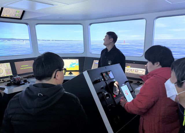 선박 운항 체험 교육 진행 모습