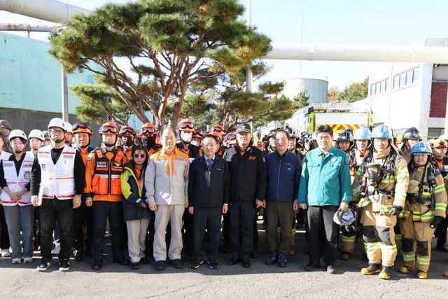 과 기념촬영을 진행하고 있다)