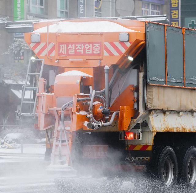 재난안전관-성남시내 제설 작업 중인 차량(자료사진)
