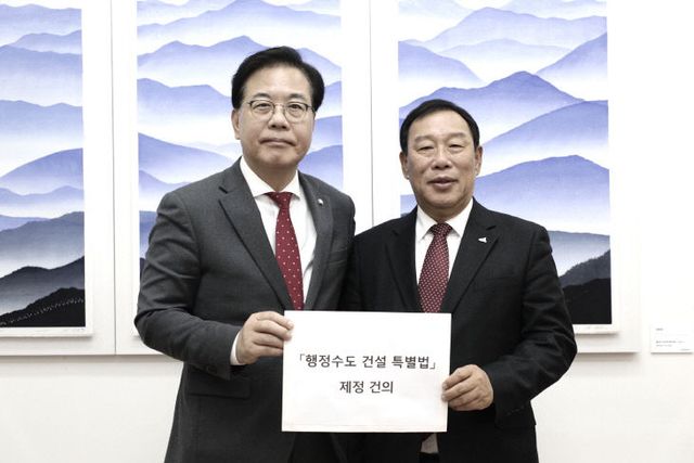 왼쪽부터 송언석 국민의힘 원내대표, 최민호 시장1