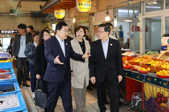 홍콩 존 리 행정수반에게 중앙시장