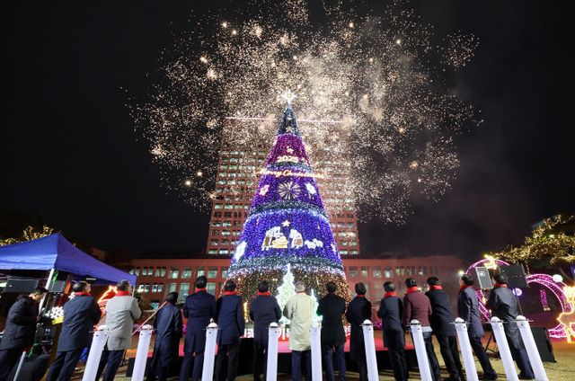 8. 시청 남문광장에 사랑의 성탄트리 불 밝힌다1