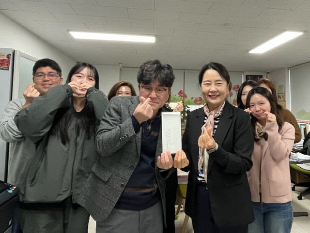 정읍시청 김행숙 국장, 복지관 찾아 성금 전달