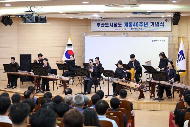 지난 7월 18일 열고 있다