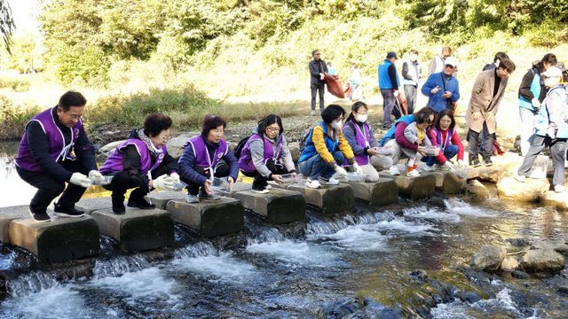 4. 부평구, 굴포천 자연형하천 대청소 행사 진행