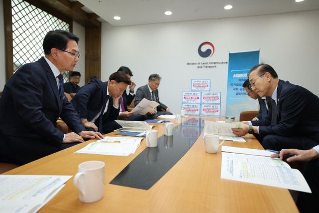 서해안철도 국가계획 반영 등을 건의하고 있다