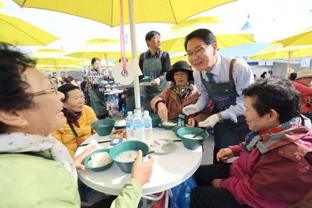 (자료사진_경로복지 정책) 어르신 식사나눔
