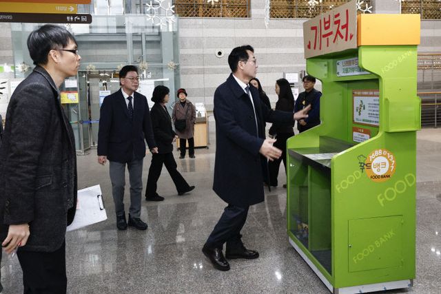 정명근 화성특례시장 나래울마켓 내 먹거리기본코너 점검