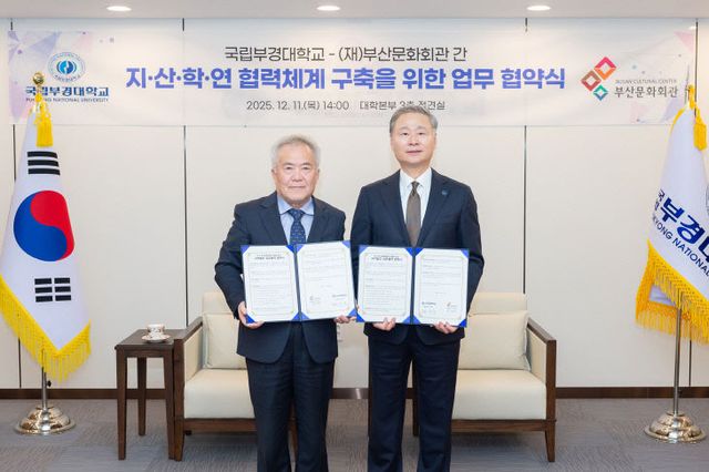 배상훈 총장(오른쪽)과 차재근 대하고 있다.