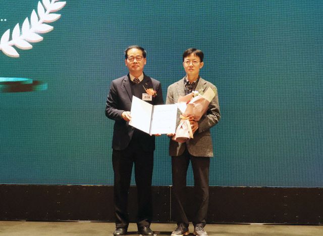노영민 교수(오른쪽) 수상 사진