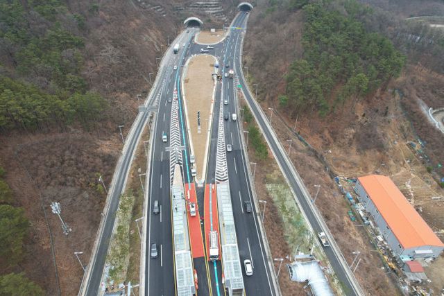 2. 둔곡교차로 BRT 중앙정류장 설치공사 완료-둔곡BRT 공사후