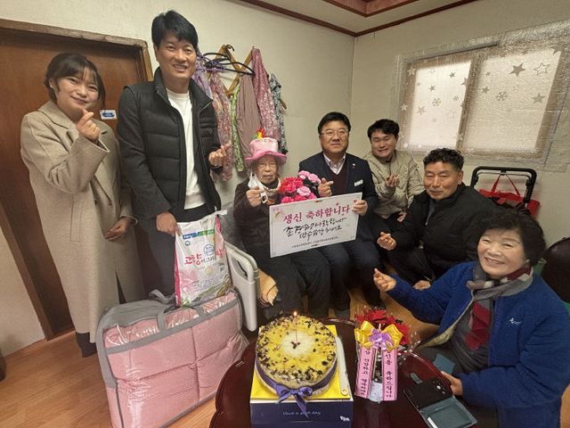 고창읍 지사협, 생신축하 떡케이크 전달