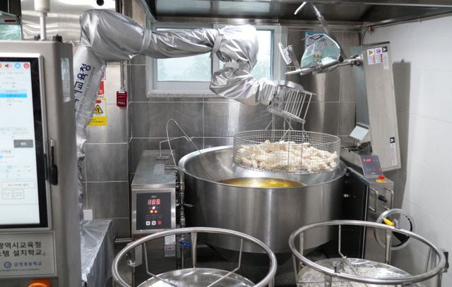 조리로봇 사진.