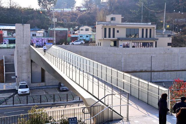 진주시, ‘망경공원 보행육교·산책로’ 설치 완료 (4)