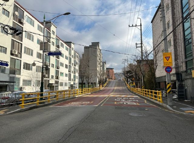 2. 보도사진(정문 설치후)