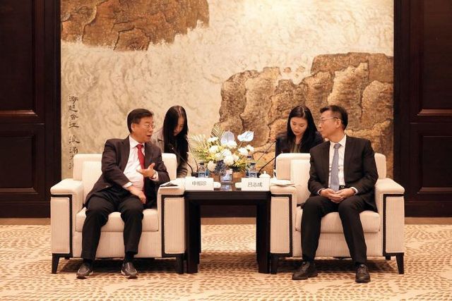 1. 신상진 성남시장과 뤼즈청 선양시장이 대담을 나누고 있다