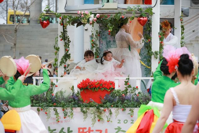 2024 딸기축제 퍼레이드 장면 (2)