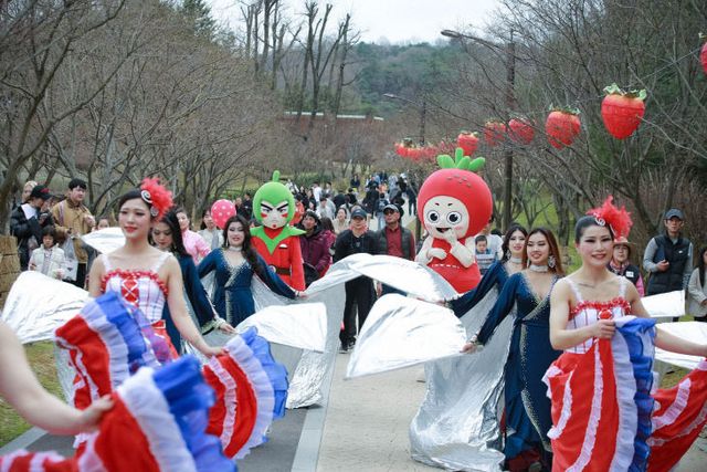 2024 딸기축제 퍼레이드 장면 (1)