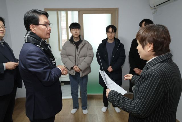 청년주택 입주청년들과 시설을 점검하고 있다