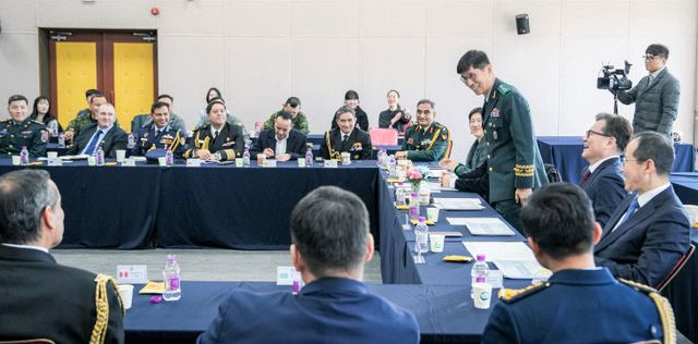 임기훈 국방대 총장이 참석자들에게 인사하고 있다.