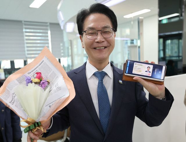 심덕섭 고창군수, 모바일 주민증 발급(3)