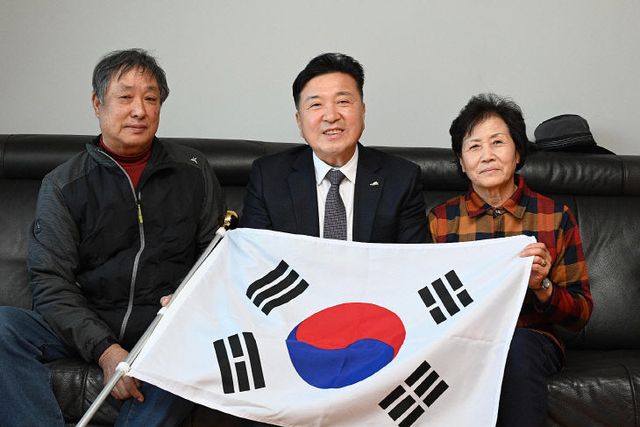 3.최재구 군수 독립유공자 유족 위문 모습2