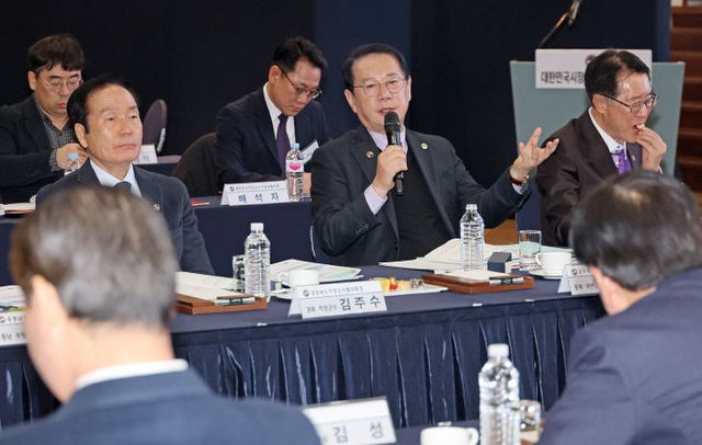 공동회장단 회의에서 송인헌 군수 (2)