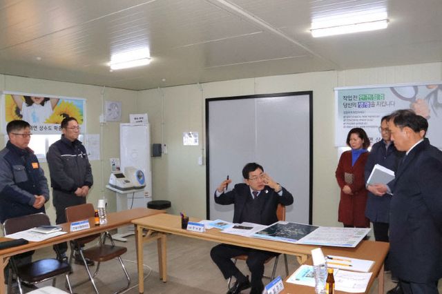 주낙영 시장이 상수도 확충사업 현장 사무실을 방문