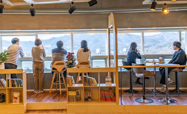 칠곡호국평화기념관 북카페 '호커1580'