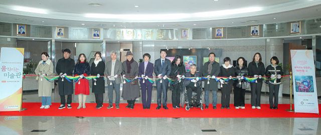 화성특례시의회, 수준 높은 ‘움직이는 미술관’ 전시 컷팅식