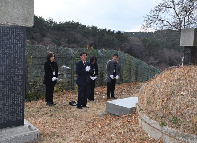 출신 독립유공자 박영출 선생의 묘소를 찾아 참배하고 있다