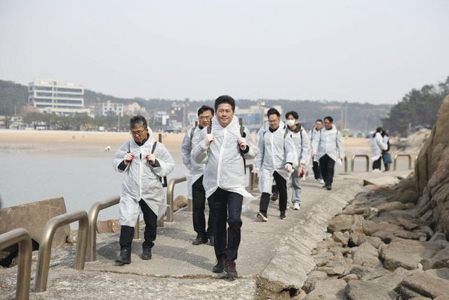 1-3 보도사진(중구청 공무원들의 따뜻한 봉사 소식에 훈훈)