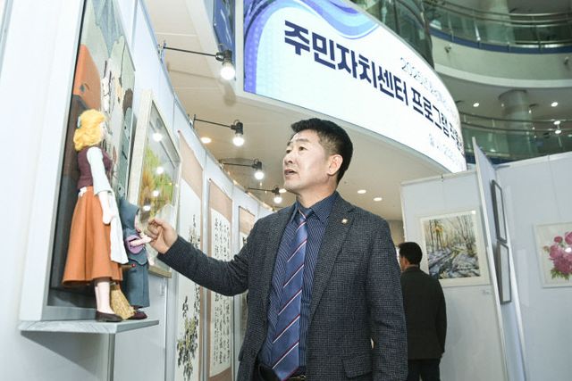 화성시의회 작품 감상 중인 배정수 의장