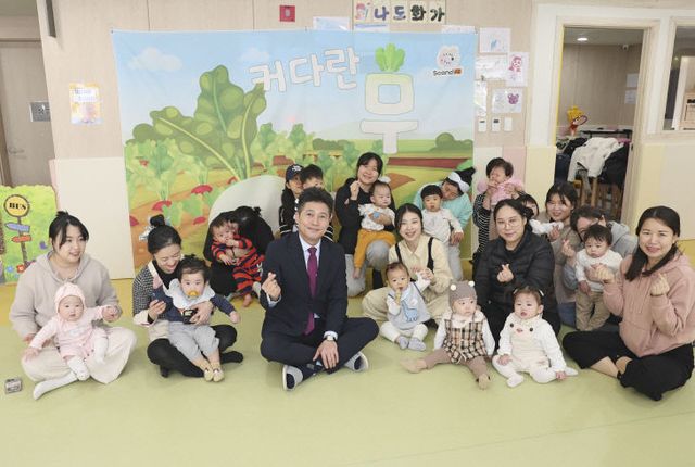 1-1 보도사진(김정헌 구청장 운남 공동육아나눔터 방문)
