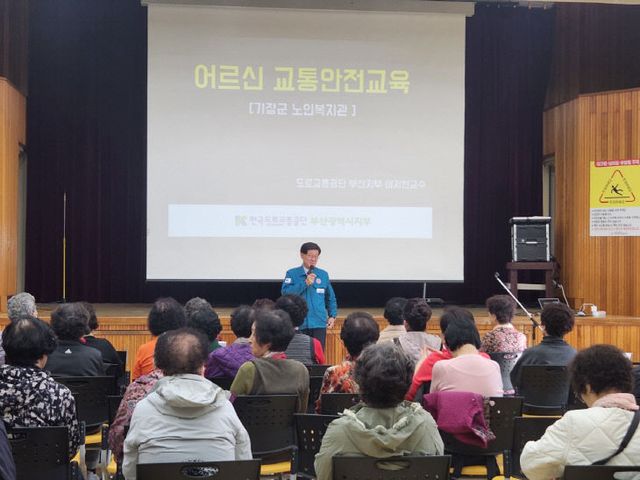 2-1.지난해 노인복지관에서 시있다