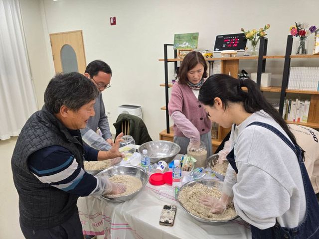 활동 사진1(막걸리 만들기)