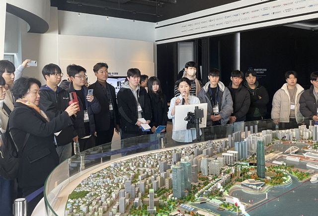 [250317_보도사진1] 북항 재개발 홍보관을 찾은 방문객들