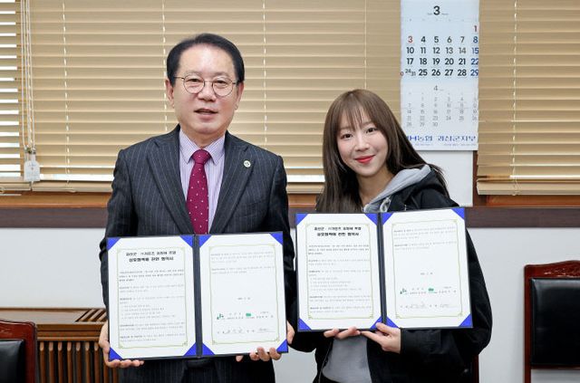 왼쪽부터 송인헌 군수, 유튜버 쯔양) (2)