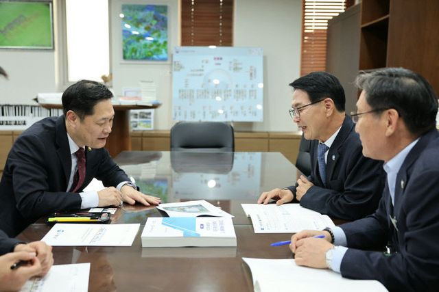 고창군수가 이희완 국가보훈처 차관(왼쪽)과