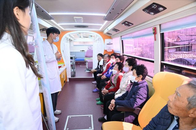 찾아가는 경남 통합돌봄버스 거창군에서 첫 운영