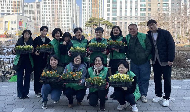 8 평택시 동삭동 새마을부녀회 봄꽃 심기 행사 개최