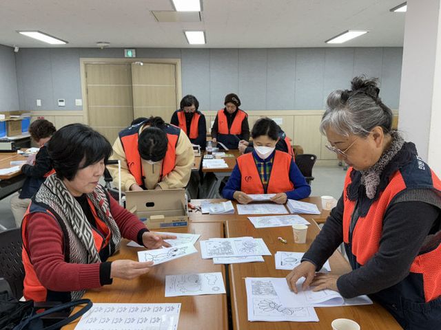 교육 후 시니어컬러링 노트를 만들고 있는 모습