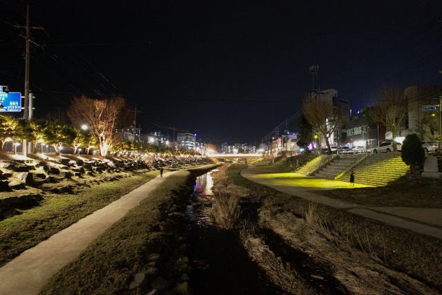 사본 -(사진3)당진천 경관조명 설치 산책로2